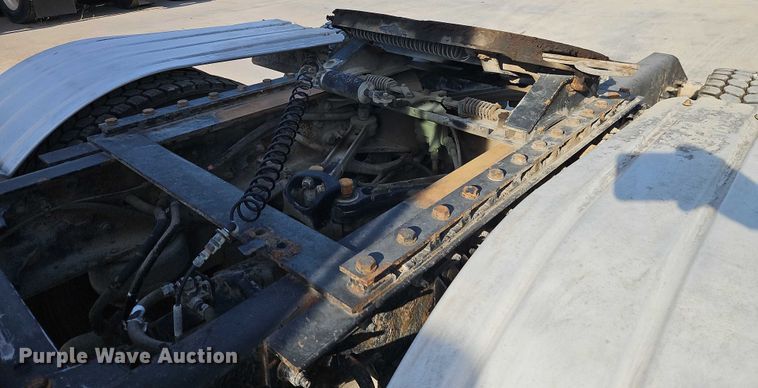 image for item EB8220 2013 Kenworth T660 semi truck