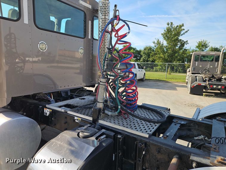 image for item EB8220 2013 Kenworth T660 semi truck