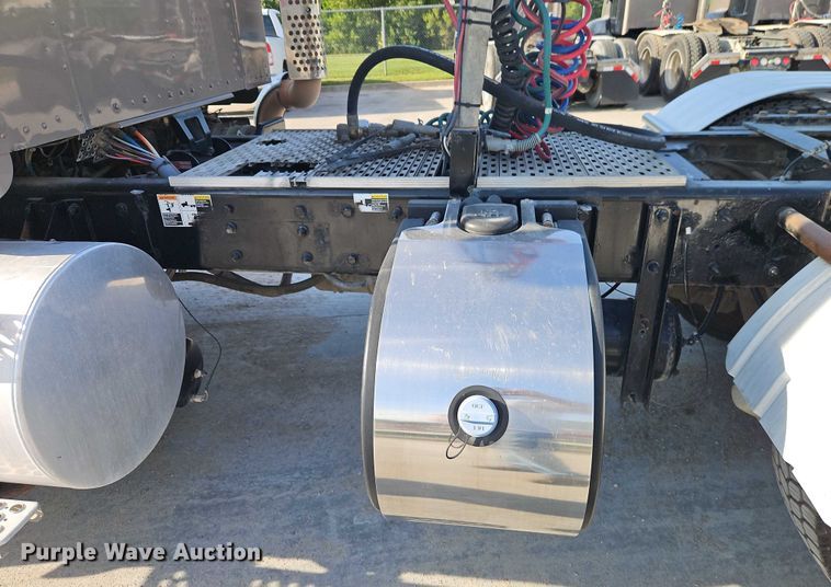 image for item EB8220 2013 Kenworth T660 semi truck