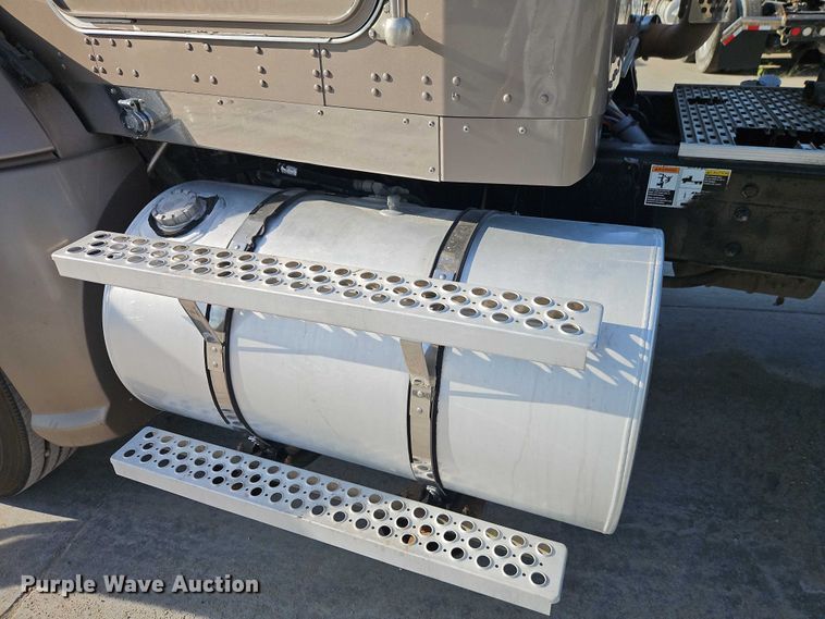 image for item EB8220 2013 Kenworth T660 semi truck