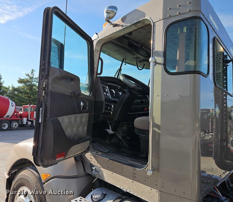 image for item EB8220 2013 Kenworth T660 semi truck