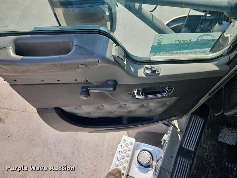 image for item EB8220 2013 Kenworth T660 semi truck