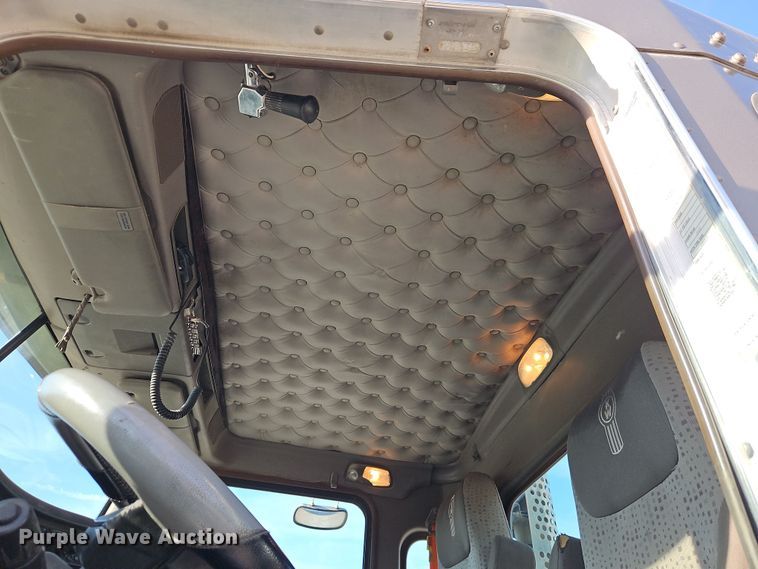 image for item EB8220 2013 Kenworth T660 semi truck