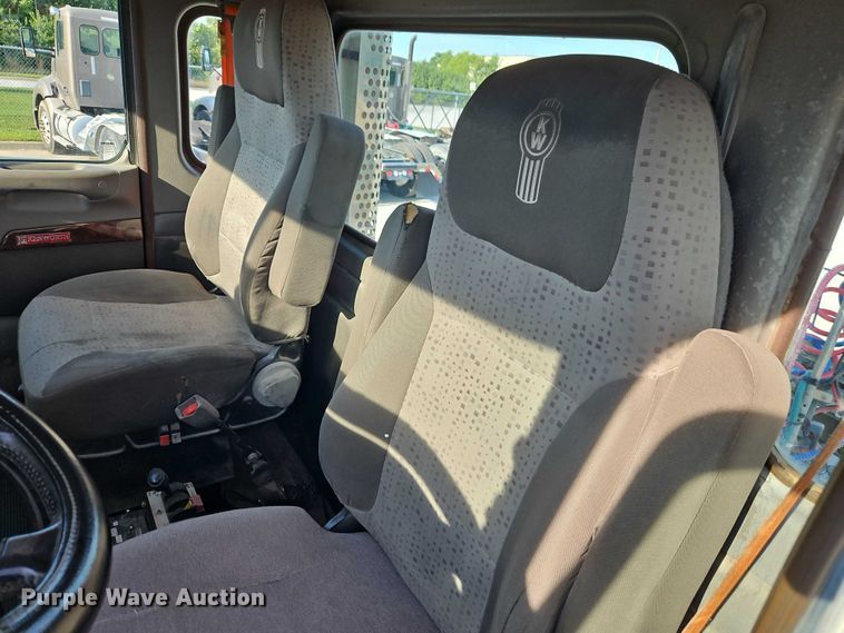 image for item EB8220 2013 Kenworth T660 semi truck