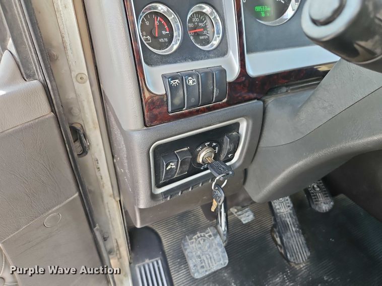 image for item EB8220 2013 Kenworth T660 semi truck