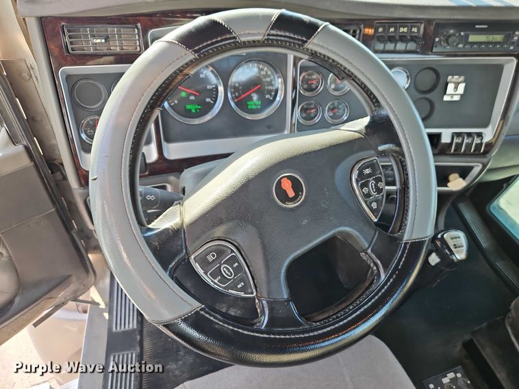 image for item EB8220 2013 Kenworth T660 semi truck