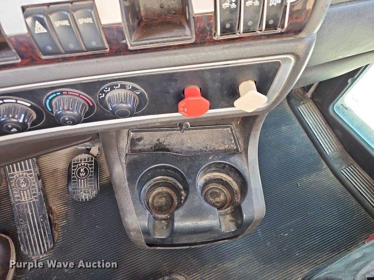 image for item EB8220 2013 Kenworth T660 semi truck