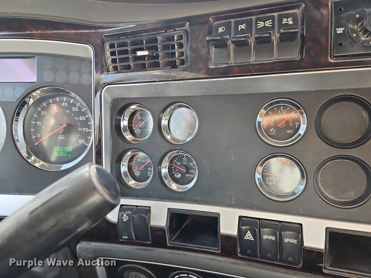 image for item EB8220 2013 Kenworth T660 semi truck