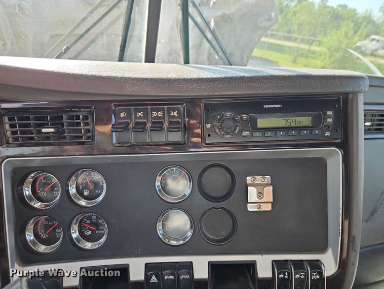 image for item EB8220 2013 Kenworth T660 semi truck