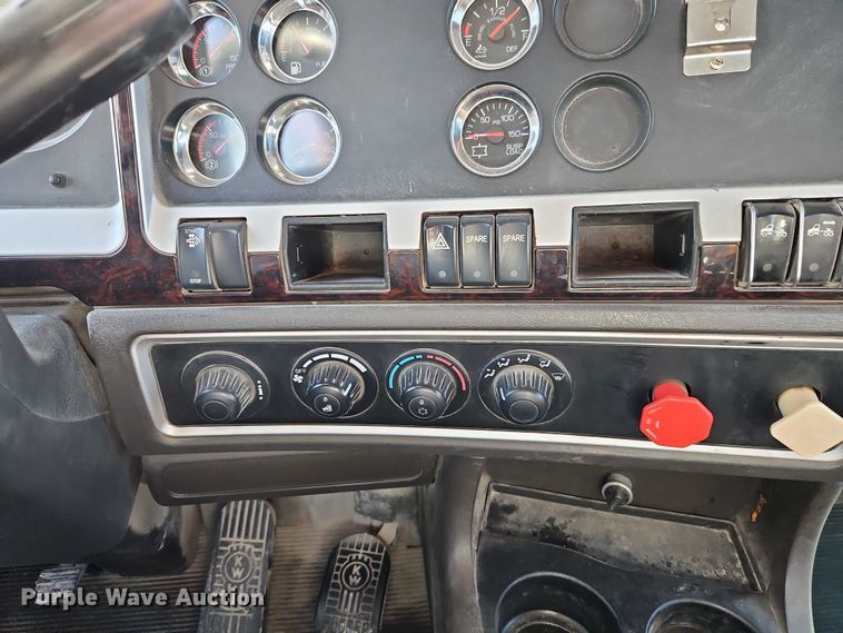 image for item EB8220 2013 Kenworth T660 semi truck