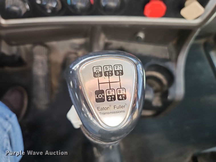 image for item EB8220 2013 Kenworth T660 semi truck