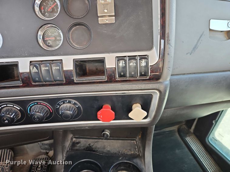 image for item EB8220 2013 Kenworth T660 semi truck