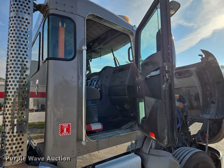 image for item EB8220 2013 Kenworth T660 semi truck