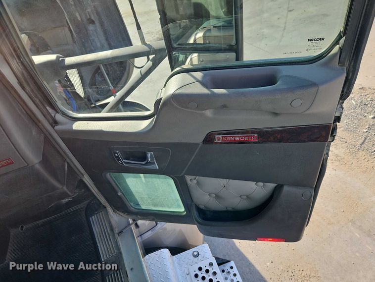 image for item EB8220 2013 Kenworth T660 semi truck