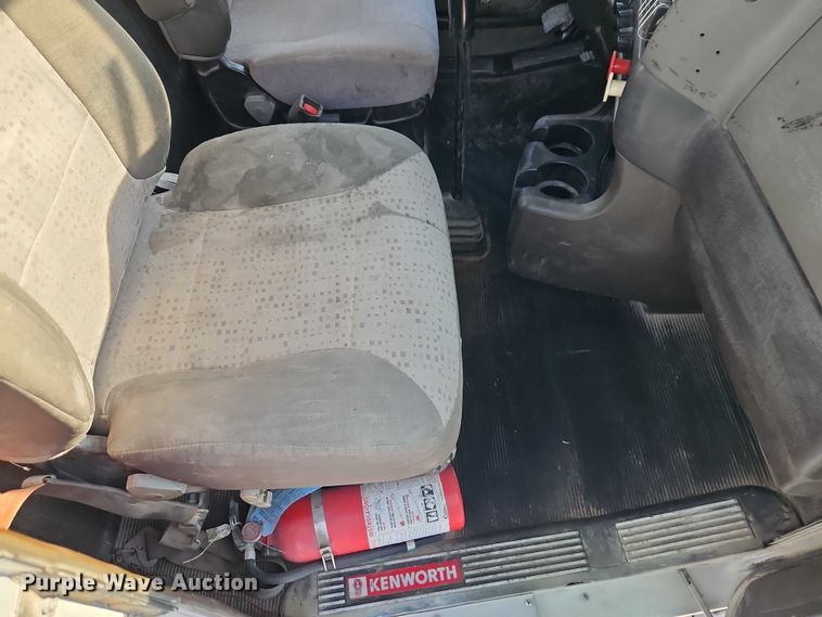 image for item EB8220 2013 Kenworth T660 semi truck