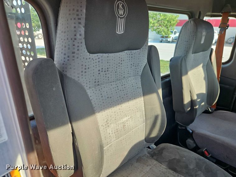 image for item EB8220 2013 Kenworth T660 semi truck