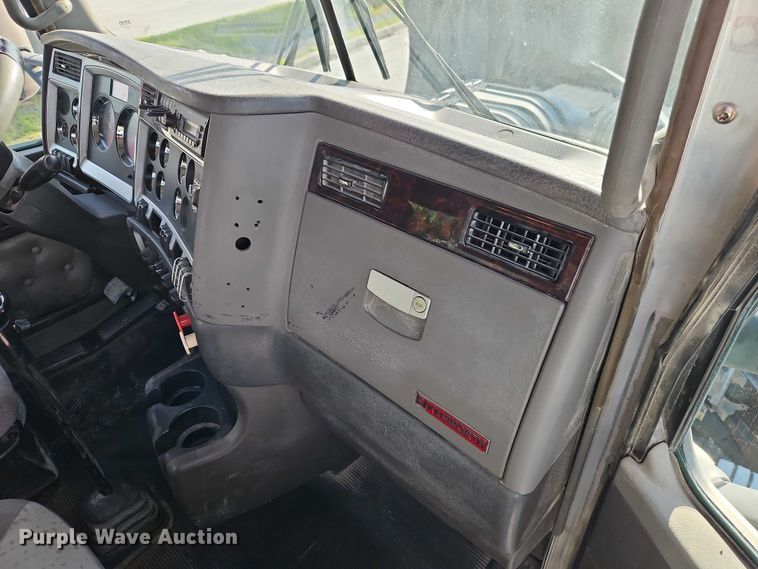 image for item EB8220 2013 Kenworth T660 semi truck