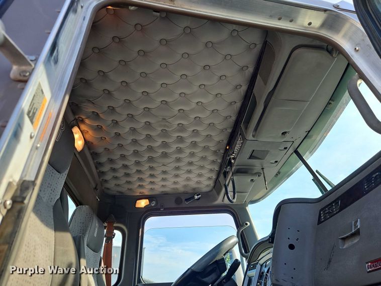 image for item EB8220 2013 Kenworth T660 semi truck