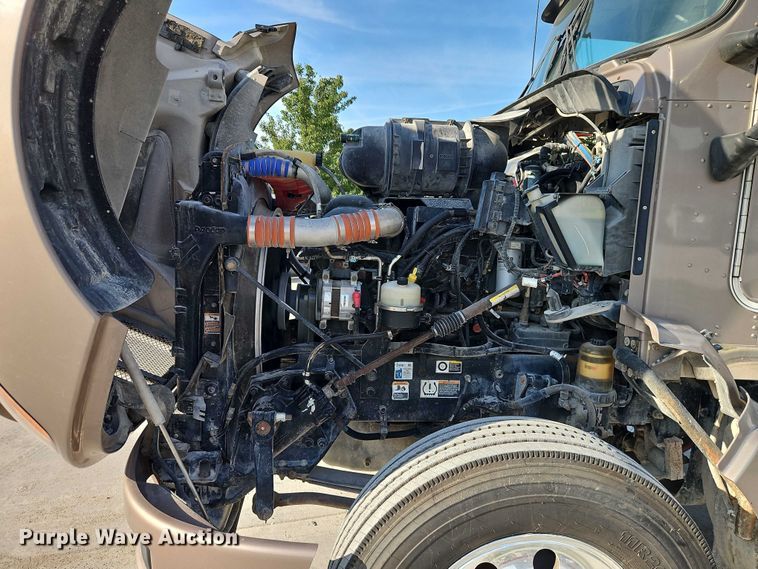 image for item EB8220 2013 Kenworth T660 semi truck