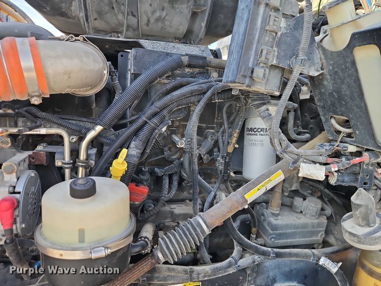 image for item EB8220 2013 Kenworth T660 semi truck