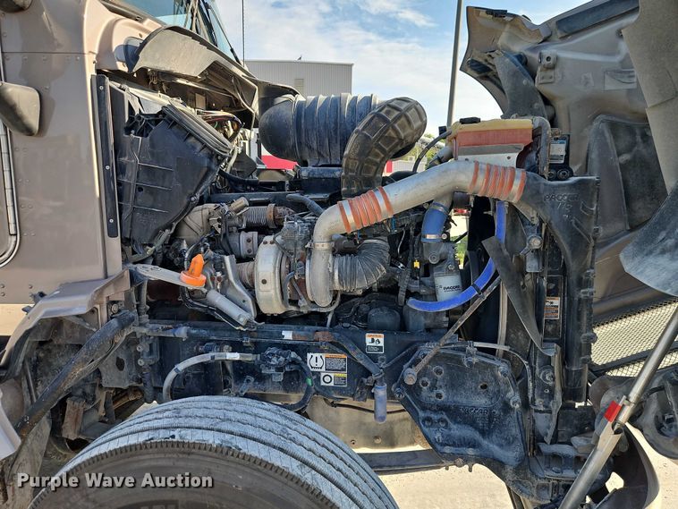 image for item EB8220 2013 Kenworth T660 semi truck