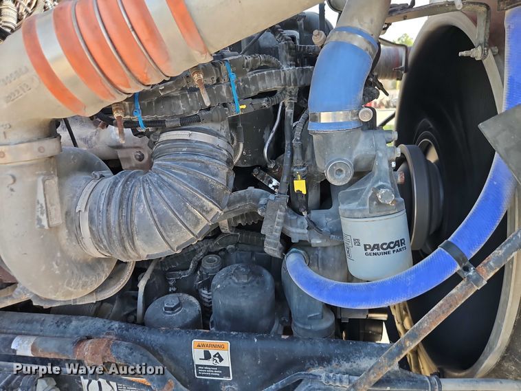 image for item EB8220 2013 Kenworth T660 semi truck