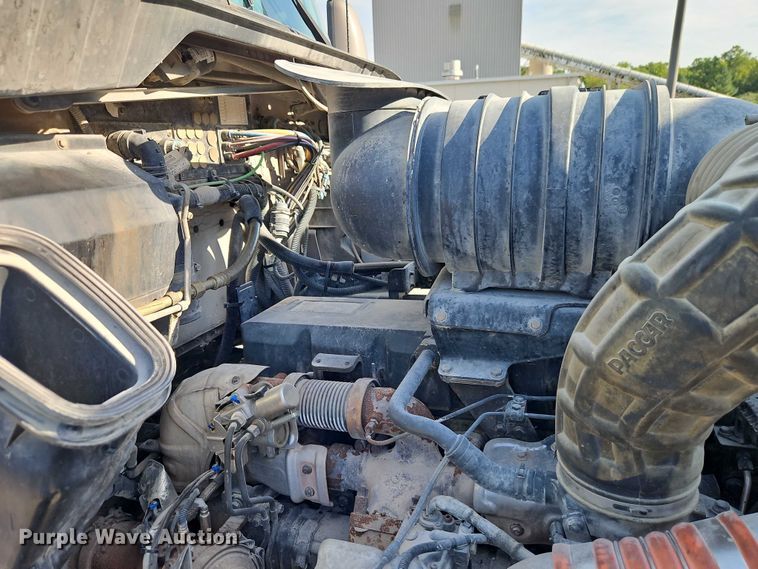 image for item EB8220 2013 Kenworth T660 semi truck