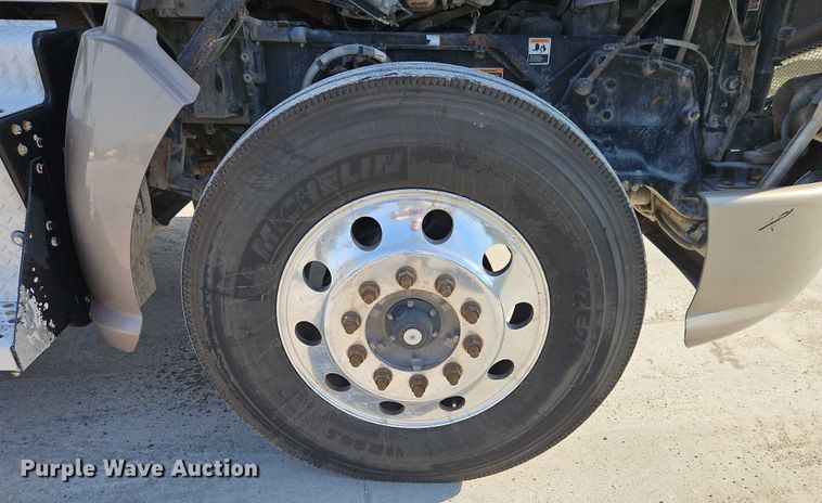 image for item EB8220 2013 Kenworth T660 semi truck