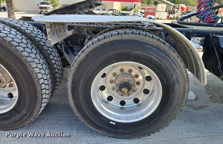 image for item EB8220 2013 Kenworth T660 semi truck