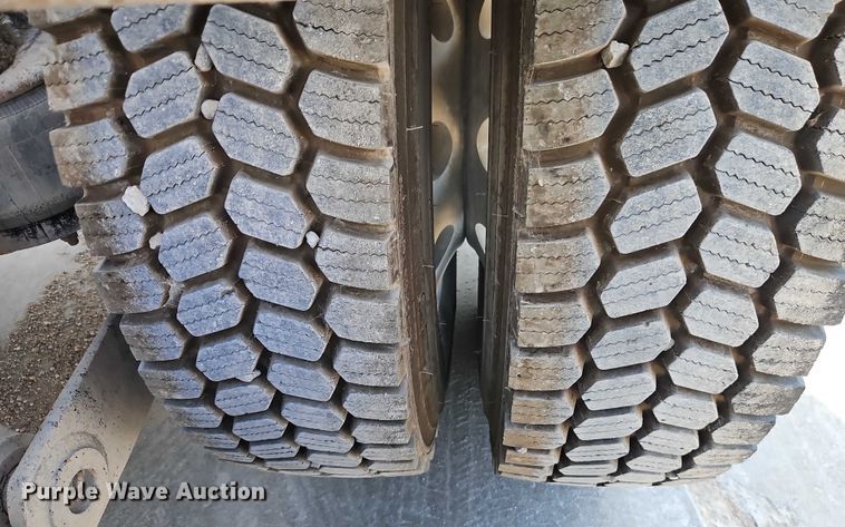 image for item EB8220 2013 Kenworth T660 semi truck