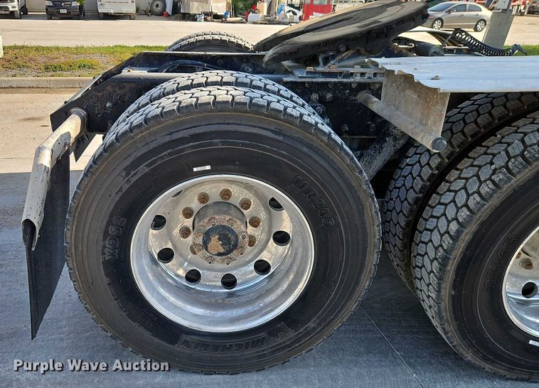 image for item EB8220 2013 Kenworth T660 semi truck