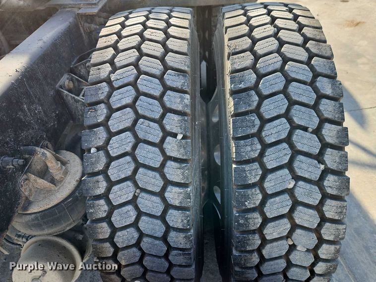 image for item EB8220 2013 Kenworth T660 semi truck