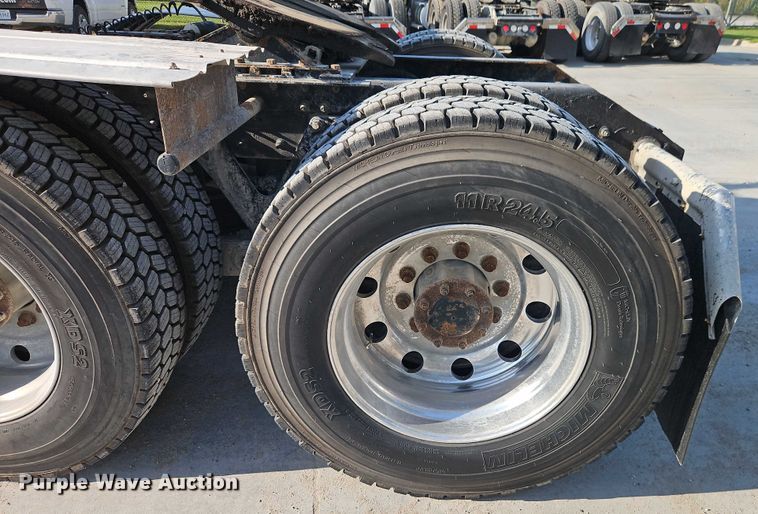 image for item EB8220 2013 Kenworth T660 semi truck