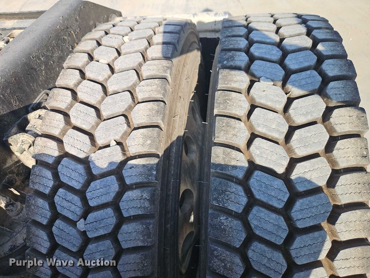 image for item EB8220 2013 Kenworth T660 semi truck