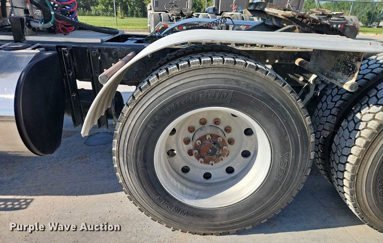 image for item EB8220 2013 Kenworth T660 semi truck