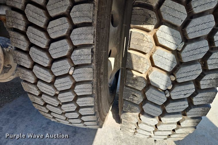 image for item EB8220 2013 Kenworth T660 semi truck