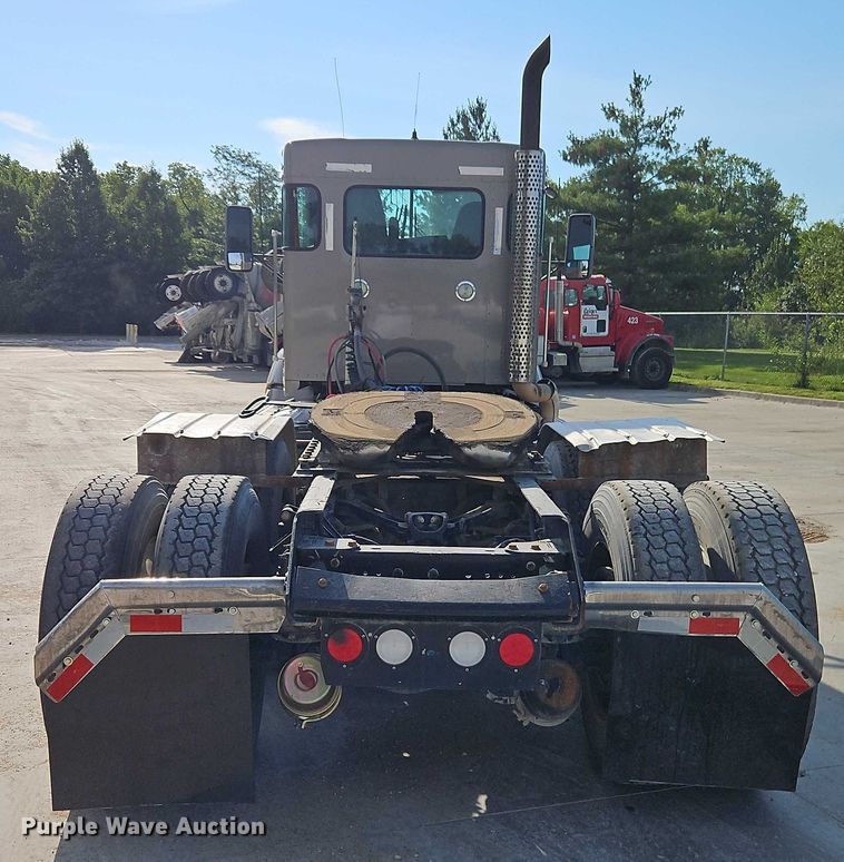 image for item EB8221 2013 Kenworth T660 semi truck