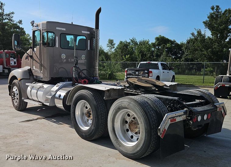 image for item EB8221 2013 Kenworth T660 semi truck