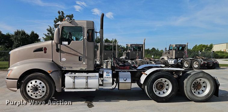 image for item EB8221 2013 Kenworth T660 semi truck