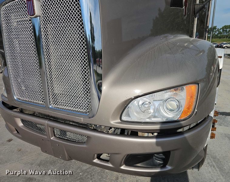 image for item EB8221 2013 Kenworth T660 semi truck