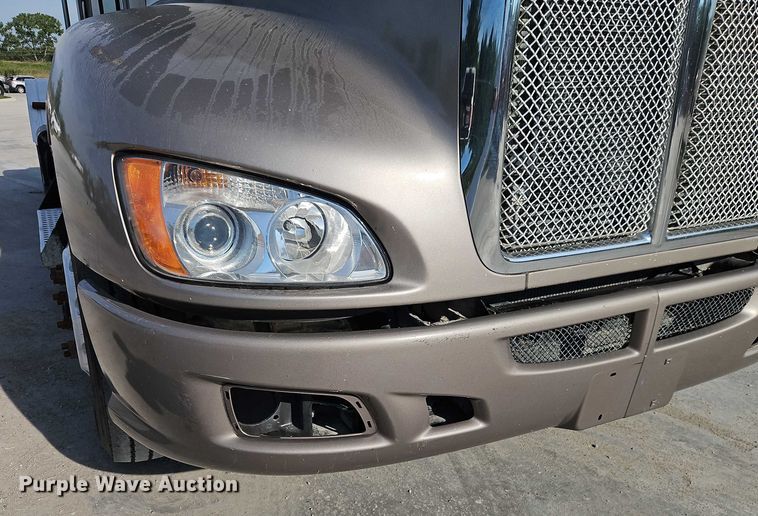 image for item EB8221 2013 Kenworth T660 semi truck