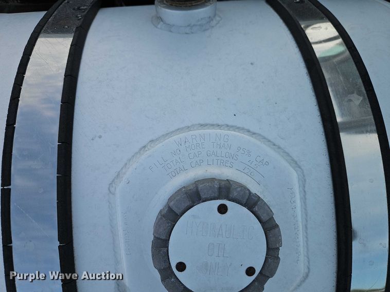 image for item EB8221 2013 Kenworth T660 semi truck