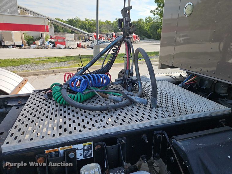 image for item EB8221 2013 Kenworth T660 semi truck