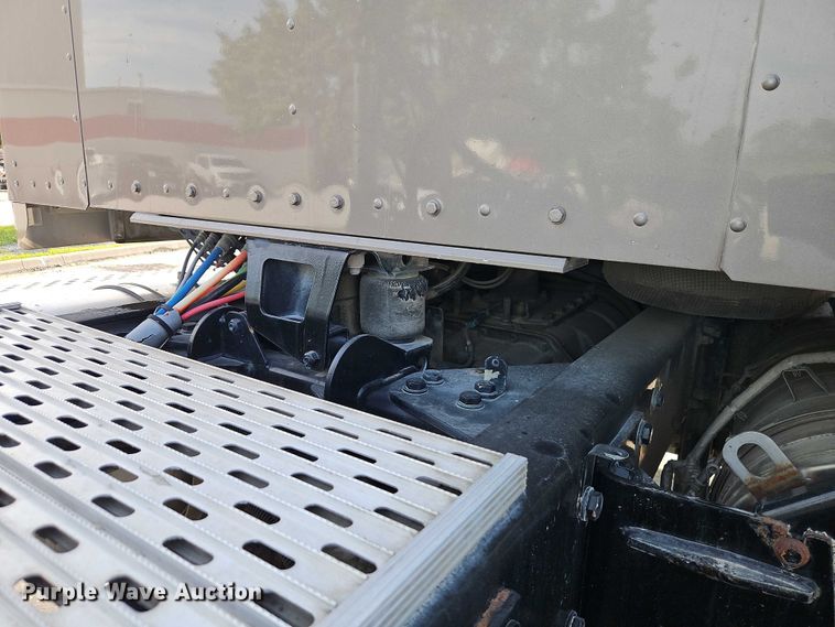 image for item EB8221 2013 Kenworth T660 semi truck