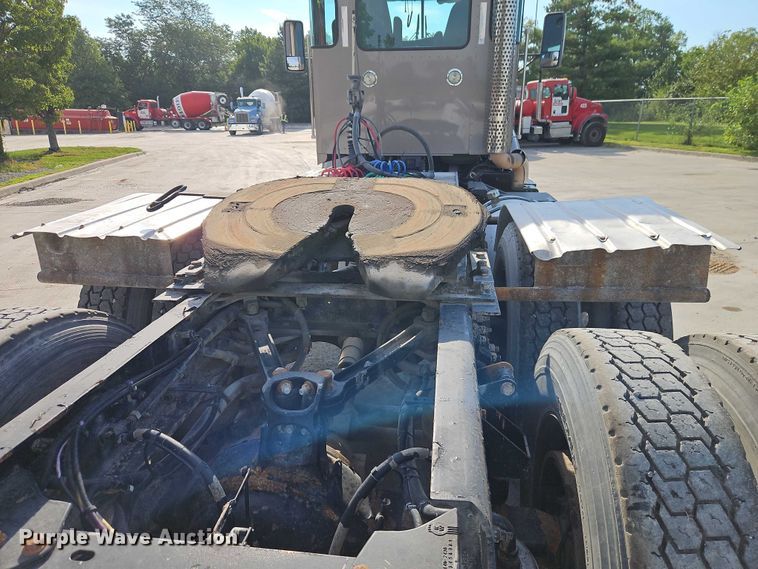 image for item EB8221 2013 Kenworth T660 semi truck