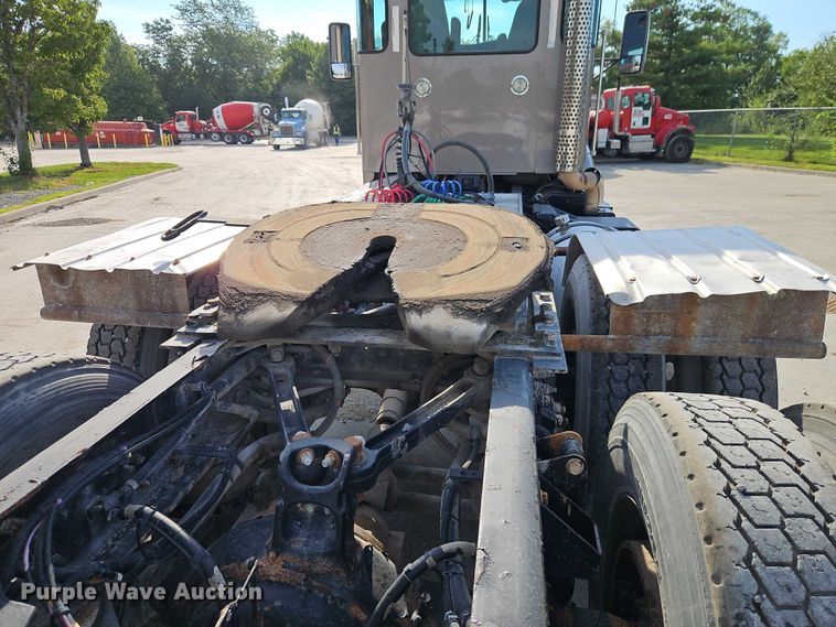 image for item EB8221 2013 Kenworth T660 semi truck