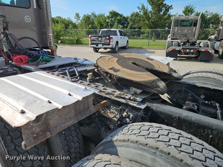 image for item EB8221 2013 Kenworth T660 semi truck