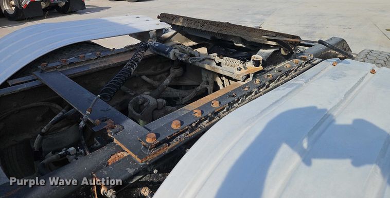 image for item EB8221 2013 Kenworth T660 semi truck