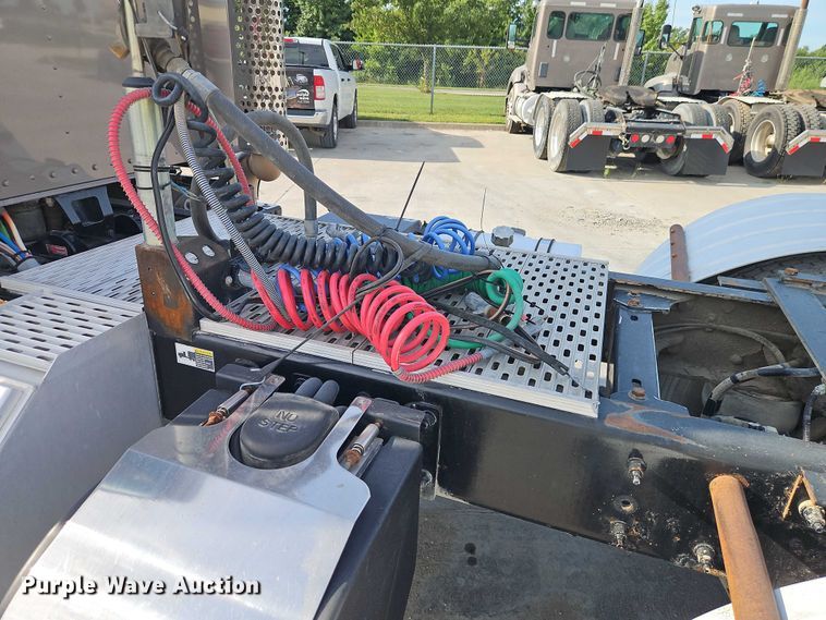 image for item EB8221 2013 Kenworth T660 semi truck
