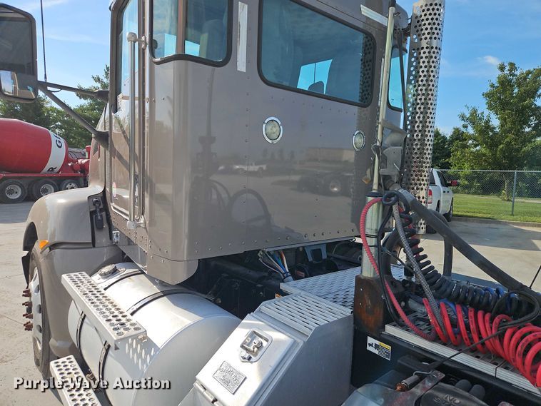 image for item EB8221 2013 Kenworth T660 semi truck